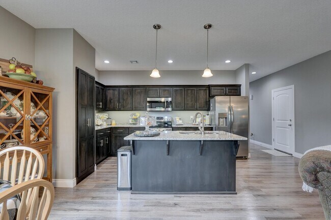 Photo - 605 Applewood Ln