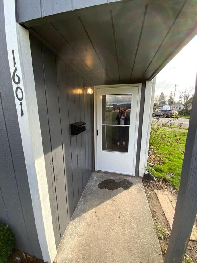 Photo - Sumner Townhome Duplex w/ 1 car carpot & N...