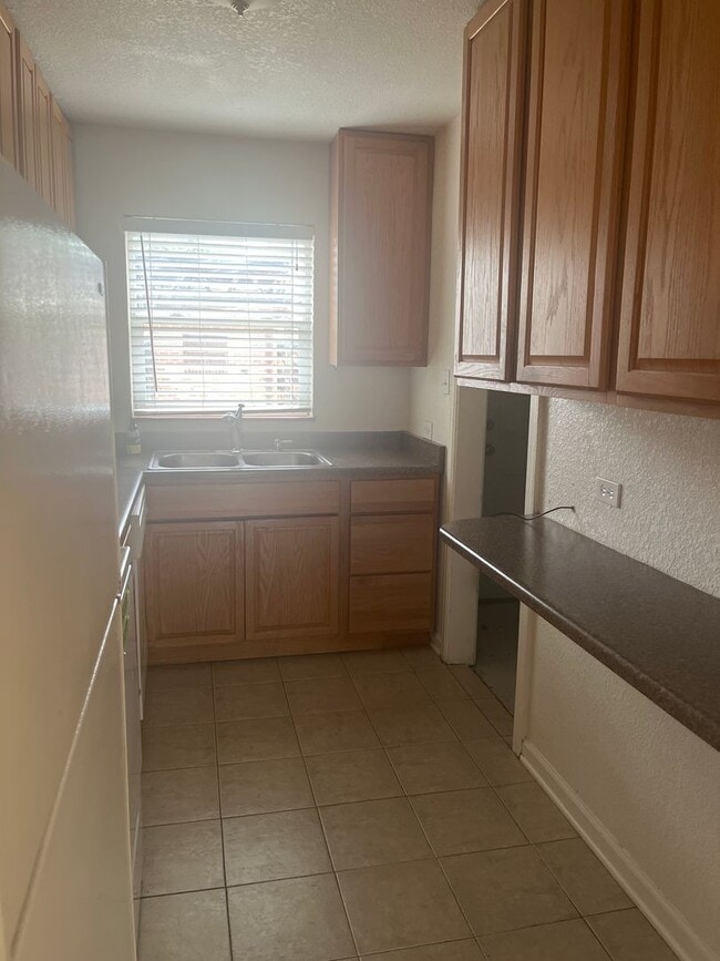 Building Photo - 2bedroom Duplex with PRIVATE YARD