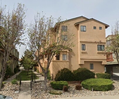 Building Photo - Move-in-Ready End Unit
