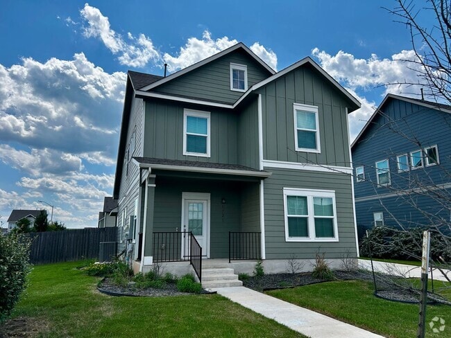 Building Photo - 2021 4/2.5 house in Devine Lake