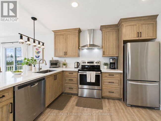 Photo - 966 Charles St