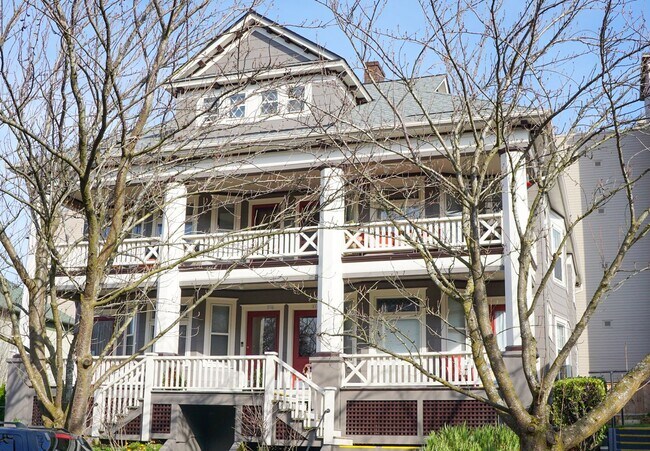 Building Photo - Gorgeous + Spacious 2-Bedroom Flat with Hardwoods, Dishwasher, Fireplace + Etc.! Unit 212