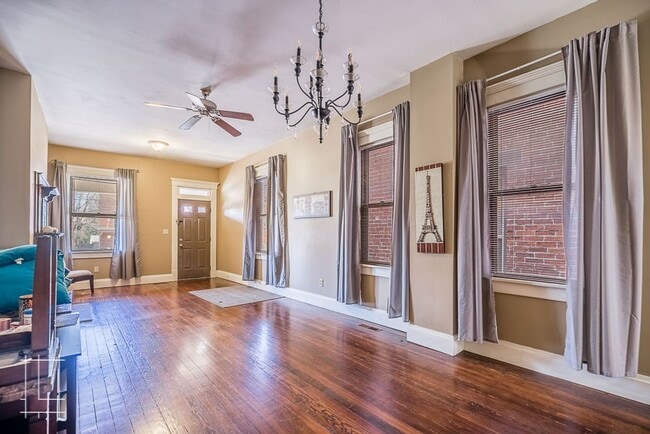 Building Photo - 860 Summit St Unit 862 Summit St.