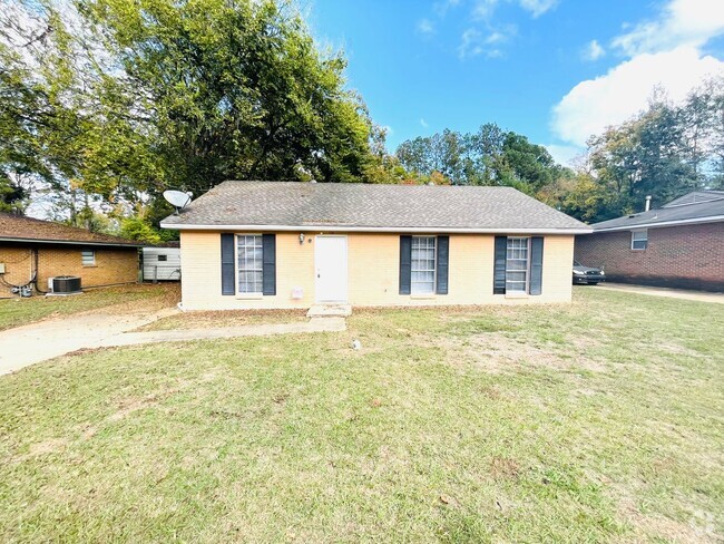 Building Photo - ** 3 bed 1.5 bath located across from Fraz... Rental