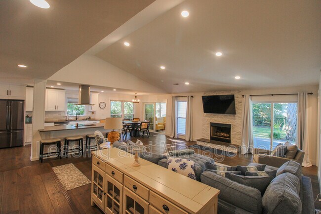 Photo - 1121 Parkway Dr