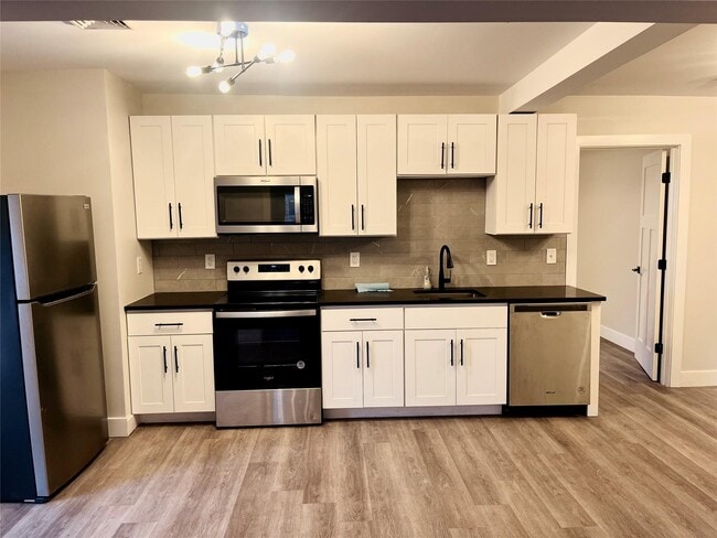 Building Photo - 7 S Clinton St Unit 7SC-2