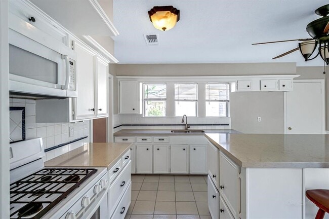 Photo - 6911 Pine Vista Ln