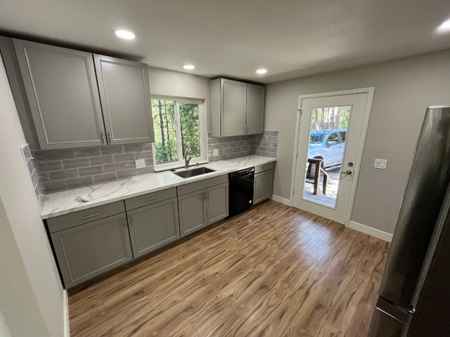 Building Photo - 1860 Point View Dr Rental