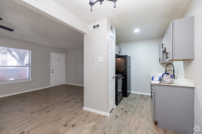 2BR, 1.5BA - 1,004SF - Kitchen - Parkridge