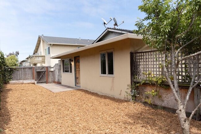 Building Photo - 2 Bedroom in Marina with Private Yard!