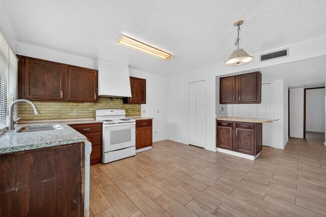 Photo - 5711 Hopetown Dr