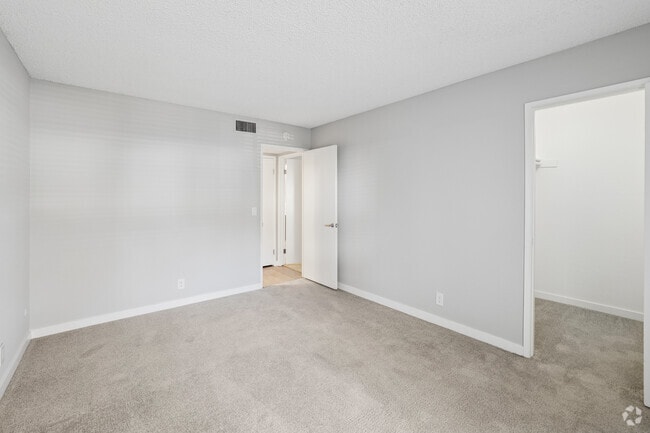 2BR, 2BA - 962SF - Second Bedroom