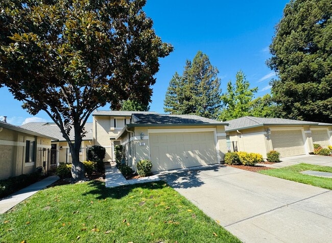 Building Photo - Spacious Townhouse in the Desired Bancroft...