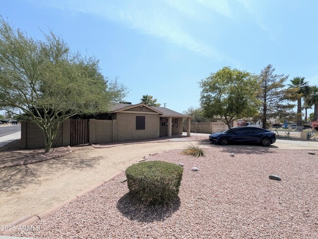 Building Photo - 2443 E Earll Dr Rental