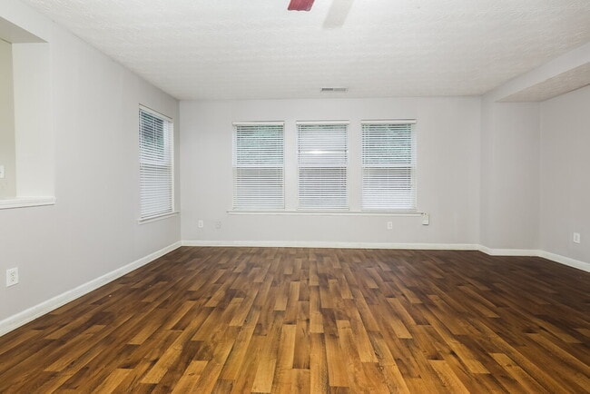 Photo - 2894 Edgewater St SW