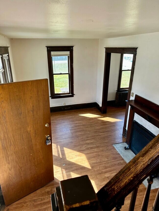 Photo - 308 7th St S