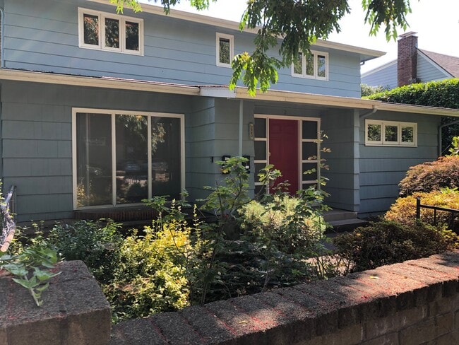 front of house - 1943 Onyx St Unit 1