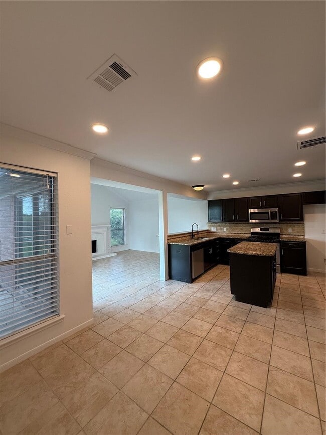 Building Photo - 2406 Lakefield Way