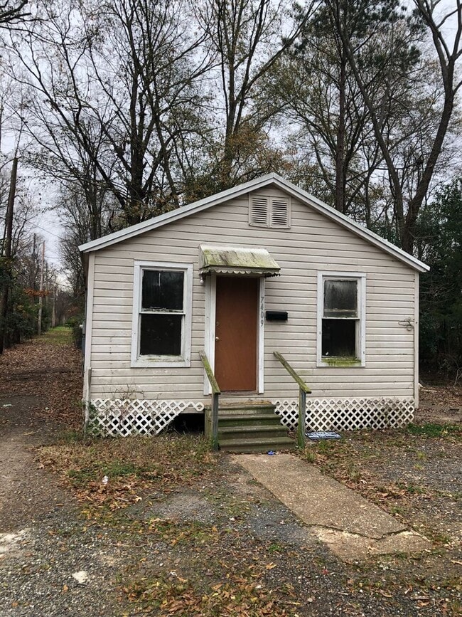 Building Photo - Special!! Low Deposit!!