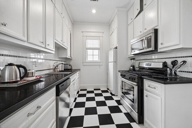 Photo - 1819 Banks St