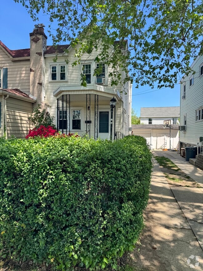 Building Photo - 925 Anderson Ave Rental