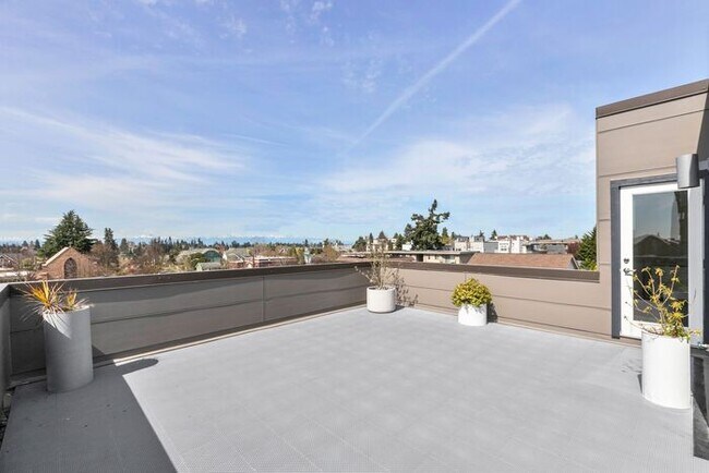 Photo - Stunning Modern Air-Conditioned in Coveted...