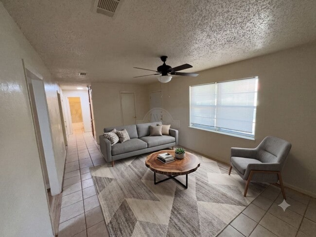 Photo - 304 N 6th St