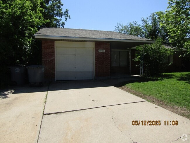 Building Photo - Lovely 3 bedroom 1 1/2 bath Pet friendly home