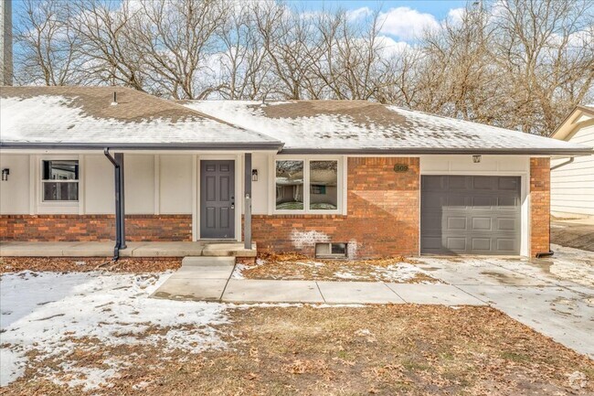 Building Photo - Duplex in Derby Rental