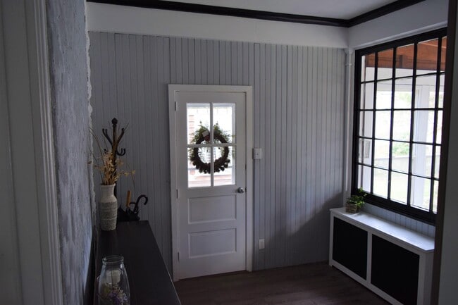 Entry - 122 Price st. Fl 2