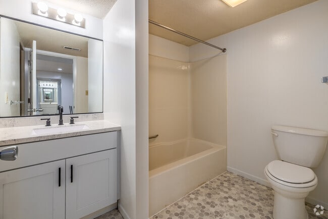 4BR, 2BA - 1,000SF - Bathroom