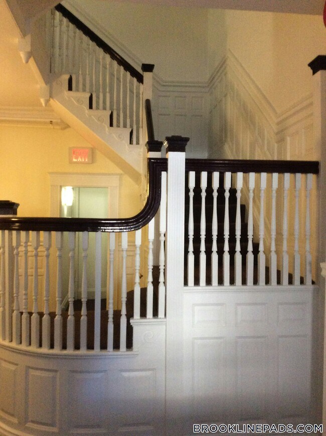 Photo - 1077 Beacon St Unidad 6