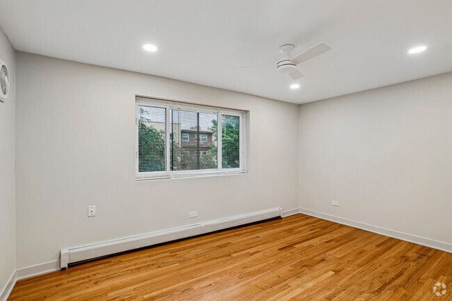 1BR, 1BA - 700SF - Living Room - 505 W Melrose Street