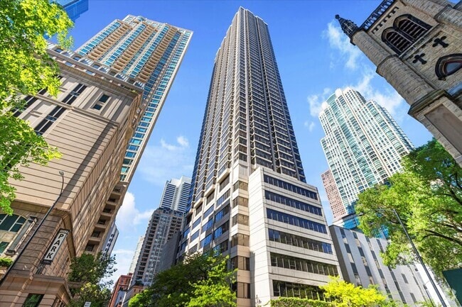 Building Photo - 30 E Huron St Rental