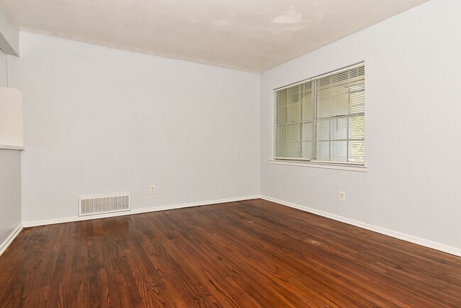 Photo - 6508 Finch-House