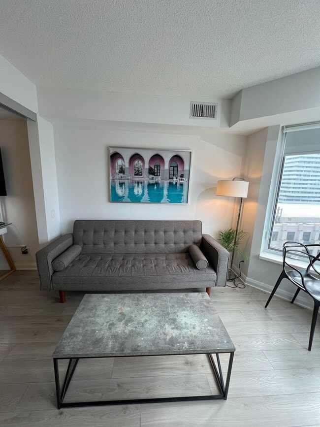 Building Photo - 150 Bloor St W