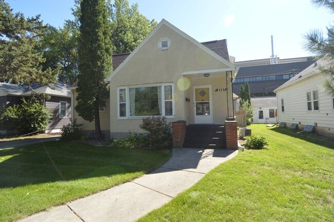 Building Photo - 2327 University Ave Unit Upper