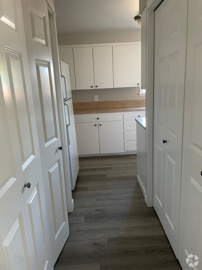 Building Photo - Cute 3 Bed 1 bath Duplex Rental