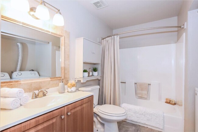 Photo - 465 W Ivyglen St Unidad Apt 112