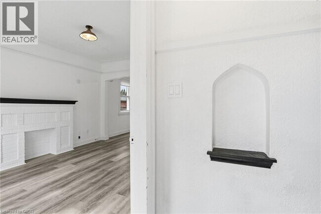 Photo - 105 Longwood Rd N