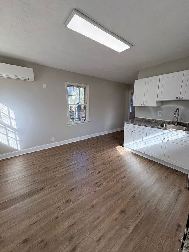 Photo - 3 bedroom 3 bath in Spartanburg!! Unit small house #2