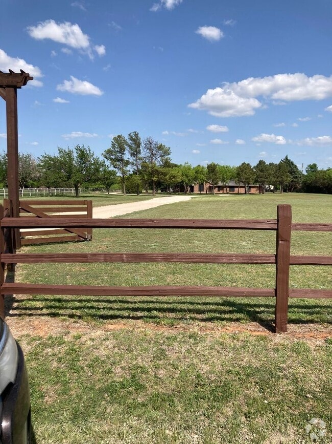 Building Photo - A beautiful home on 3 acres in Tuscola!