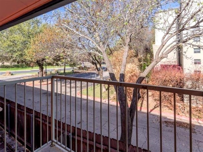 Photo - 1422 Collier St Unit 206