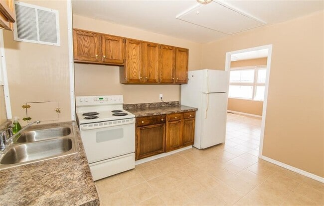 La cocina tiene pisos de baldosas fáciles de limpiar. - 2950 N Ritter Ave