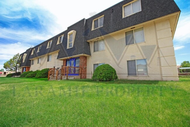 Building Photo - 2 Bed 1 Bath Apartment Unit 15