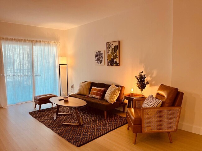 Building Photo - 120 SW 37th Ave Unit 302 Rental