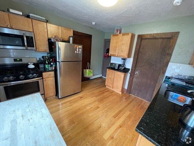 Building Photo - 127 Belgrade Ave Unit 2 Rental