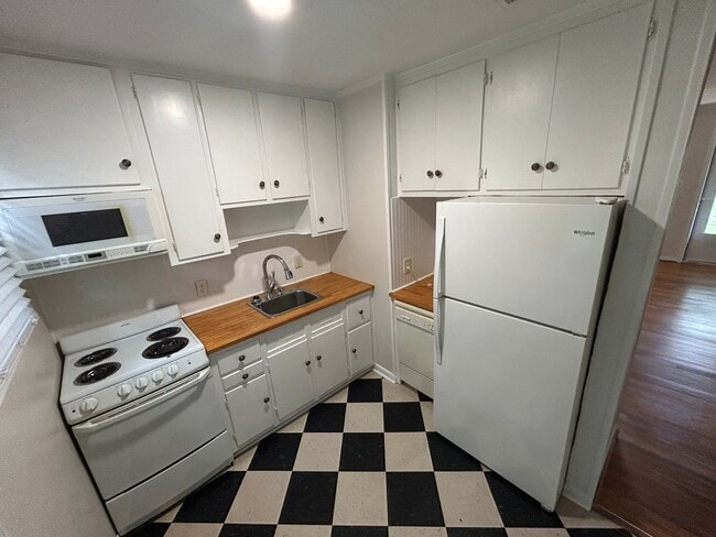Photo - Cozy 2 bedroom/1 bath condo in the heart o...