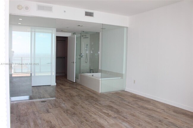 Photo - 650 NE 32nd St Unidad 3703
